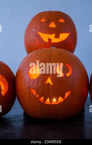 Zwei beleuchtete Jack O Laterne geschnitzte Kürbisse glühen an Halloween Nacht Stockfoto