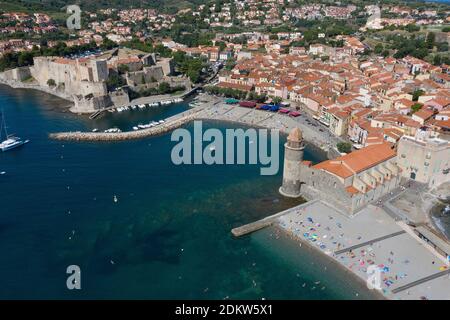 Collioure (Südfrankreich): Luftaufnahme der Baleta Bucht auf der rechten Seite, die Kirche Notre-Dame des Anges (Unsere Liebe Frau der Engel). Auf der linken Seite, Th Stockfoto