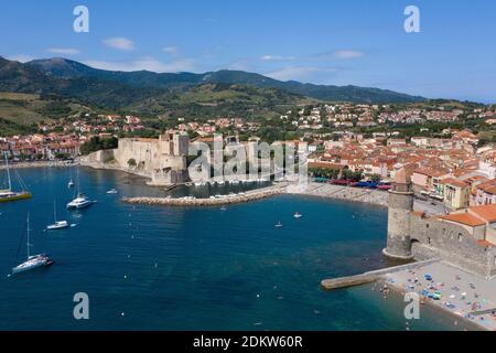 Collioure (Südfrankreich): Luftaufnahme der Baleta Bucht auf der rechten Seite, die Kirche Notre-Dame des Anges (Unsere Liebe Frau der Engel). Auf der linken Seite, Th Stockfoto