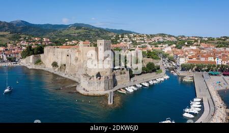 Collioure (Südfrankreich): Luftaufnahme des Hafens und des königlichen Schlosses, ein massives Gebäude, das als nationales historisches Wahrzeichen registriert ist (Französisch 'M Stockfoto