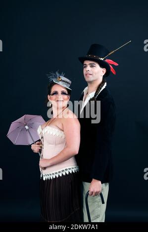 steampunk Paar auf schwarz Stockfoto