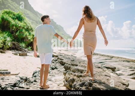 Januar 28, 2020. Bali, Indonesien. Glückliches junges Paar am tropischen Strand. Flitterwochen in paradiesischer Luxusinsel Stockfoto