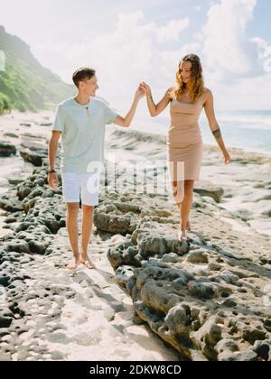 Januar 28, 2020. Bali, Indonesien. Glückliches junges Paar am tropischen Strand. Flitterwochen in paradiesischer Luxusinsel Stockfoto