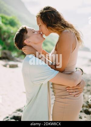 Januar 28, 2020. Bali, Indonesien. Glückliches junges Paar am tropischen Strand. Flitterwochen in paradiesischer Luxusinsel Stockfoto