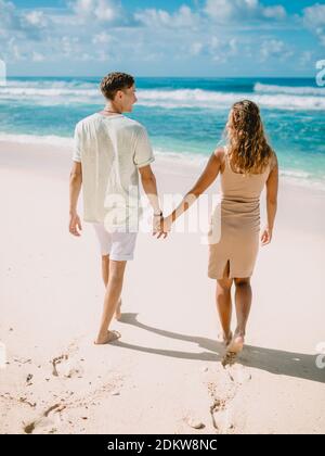Januar 28, 2020. Bali, Indonesien. Glückliches junges Paar am tropischen Strand. Flitterwochen in paradiesischer Luxusinsel Stockfoto