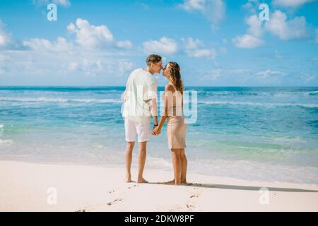 Januar 28, 2020. Bali, Indonesien. Glückliches junges Paar am tropischen Strand. Flitterwochen in paradiesischer Luxusinsel Stockfoto