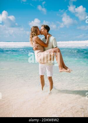 Januar 28, 2020. Bali, Indonesien. Glückliches junges Paar am tropischen Strand. Flitterwochen in paradiesischer Luxusinsel Stockfoto