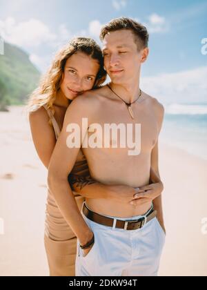 Januar 28, 2020. Bali, Indonesien. Glückliches junges Paar am tropischen Strand. Flitterwochen in paradiesischer Luxusinsel Stockfoto