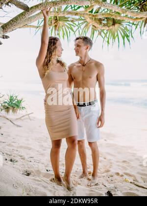 Januar 28, 2020. Bali, Indonesien. Glückliches junges Paar am tropischen Strand. Flitterwochen in paradiesischer Luxusinsel Stockfoto