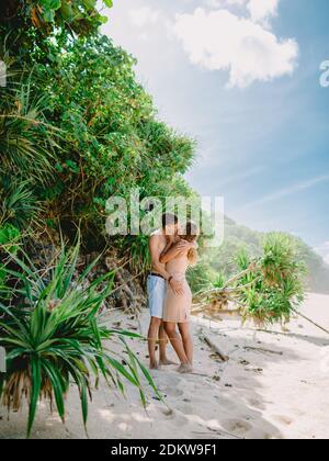 Januar 28, 2020. Bali, Indonesien. Glückliches junges Paar am tropischen Strand. Flitterwochen in paradiesischer Luxusinsel Stockfoto