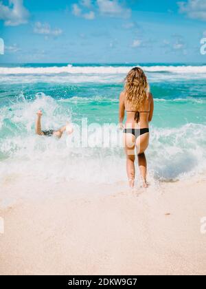 Januar 28, 2020. Bali, Indonesien. Glückliches junges Paar am tropischen Strand. Flitterwochen in paradiesischer Luxusinsel Stockfoto
