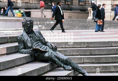 Die liegende Thomas Attwood Statue im Chamberlain Square Birmingham Stockfoto