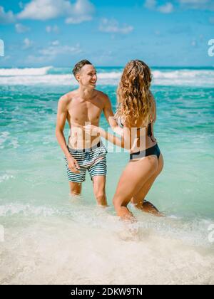 Januar 28, 2020. Bali, Indonesien. Glückliches junges Paar am tropischen Strand. Flitterwochen in paradiesischer Luxusinsel Stockfoto