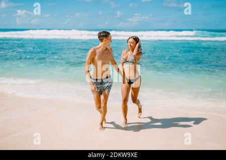 Januar 28, 2020. Bali, Indonesien. Glückliches junges Paar am tropischen Strand. Flitterwochen in paradiesischer Luxusinsel Stockfoto