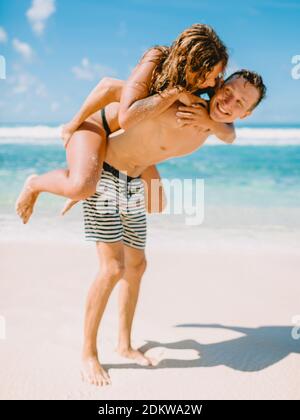 Januar 28, 2020. Bali, Indonesien. Glückliches junges Paar am tropischen Strand. Flitterwochen in paradiesischer Luxusinsel Stockfoto