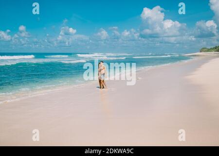 Januar 28, 2020. Bali, Indonesien. Glückliches junges Paar am tropischen Strand. Flitterwochen in paradiesischer Luxusinsel Stockfoto