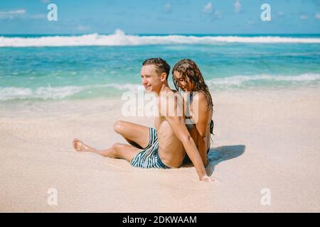 Januar 28, 2020. Bali, Indonesien. Glückliches junges Paar am tropischen Strand. Flitterwochen in paradiesischer Luxusinsel Stockfoto