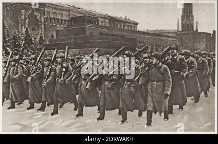 Schlacht von Moskau. 1941 Oktober Revolution Parade. Sowjetische Infanterie. Moskau, UdSSR. November 1941 Stockfoto