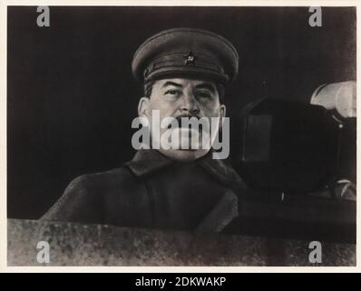Joseph Stalin auf dem Roten Platz am 7. November 1941. Joseph Stalin (1878 – 1953) ein georgischer Revolutionär und sowjetischer Politiker, der die Sowjetunion führte Stockfoto