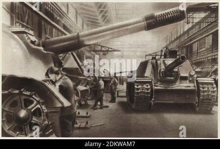 Zweiter Weltkrieg Montage von mächtigen selbstfahrenden Artillerieanlagen in einer der Ural-Fabriken. UDSSR. 1941-1945 Stockfoto