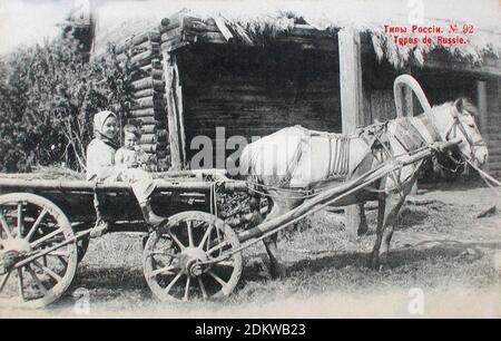 Retro Postkarte von Typen und Kostümen von Russland. Eine junge Bäuerin mit einem Kind in einem Karren. Russisches Reich. 1904 Stockfoto