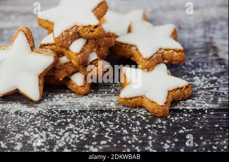 Zimtsterne mit Puderzucker auf Holzhintergrund Stockfoto