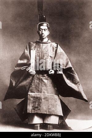 Foto Kaiser Showa (Hirohito) während seiner Krönungszeremonie, gekleidet in die Roben des Hohepriesters des Staates Shinto, 10. November 1928 Stockfoto