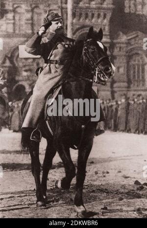 Michail Frunze nimmt die Parade auf dem Roten Platz. Michail Frunze (1885 – 1925) war während und kurz vor der Russischen Revolution ein bolschewistischer Führer Stockfoto