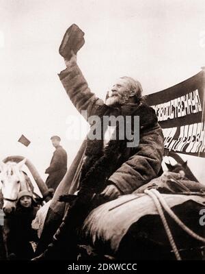 Archivfoto der glücklichen sowjetischen Kolchosbauern in der Ära Stalins. Aus sowjetischem Propagandabuch. 1930er Jahre Stockfoto