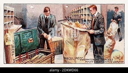 Antike Zigarettenkarten. Ogden's Cigarettes (Serie von Royal Mail). Versand von Paketen aus dem Hauptbüro, London, England. 1909 Stockfoto