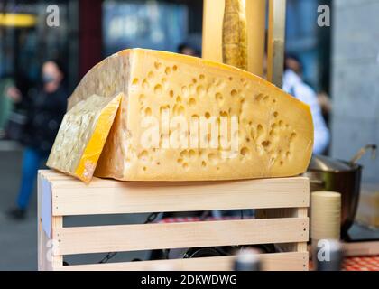 Schweizer Käse auf Holzkiste am Foodstand im Freien Stockfoto