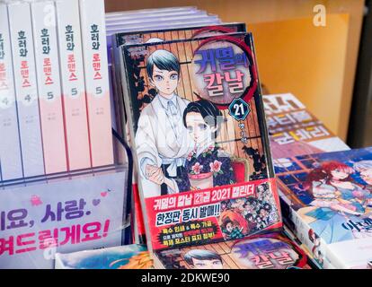 Die koreanische Übersetzung der Manga-Serie 'Demon Slayer', 14. Dez 2020 : Kopien der koreanischen Übersetzung der japanischen Manga-Serie 'Demon Slayer' werden in einem Buchladen in Seoul, Südkorea, ausgestellt. Der Anime-Film 'Demon Slayer - Kimetsu no Yaiba - The Movie : Mugen Train' sollte am 10. Dezember 2020 in Südkorea erscheinen, aber die Veröffentlichung wurde wegen der Ausbreitung von COVID-19-Coronavirus-Infektionen im Land auf unbestimmte Zeit verschoben. (Foto von Lee Jae-won/AFLO) (SÜDKOREA) Stockfoto