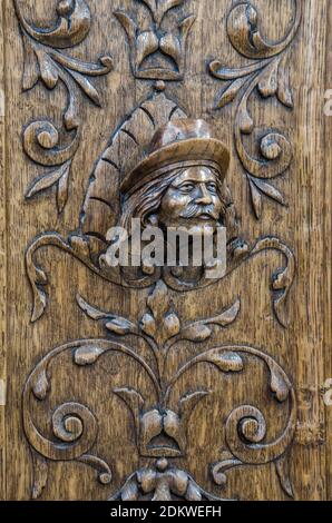 Teil der alten Garderobe als Beispiel für schöne Holzschnitzereien Hintergrund. Stockfoto