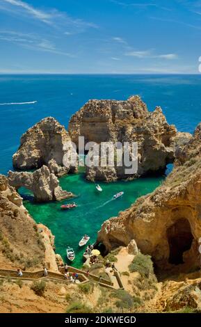 Portugal, Algarve, Ponta da Piedade, Ausflugsboote für Ausflüge zu den Grotten Stockfoto