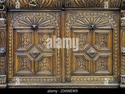 Teil der alten Garderobe als Beispiel für schöne Holzschnitzereien Hintergrund. Stockfoto