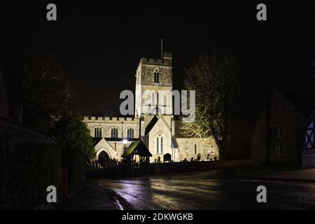 St Mary's Church, Felmersham, Bedfordshire, UK - Dorfkirche beleuchtet im Dezember zu Weihnachten und Neujahr Stockfoto