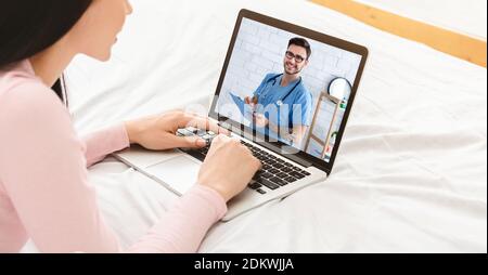 Telemedizin-Konzept. Junge Frau mit Videokonferenz mit ihrem Arzt, Beratung Therapeut online von zu Hause aus Stockfoto