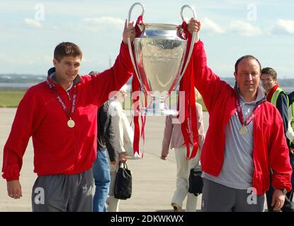 Rafael Benítez & Steven Gerrard, Liverpool FC European Champions League 2005 - Ankunft am Liverpool John Lennon Airport Stockfoto