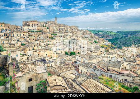 Luftpanorama von Matera historischen Zentrum Sasso Caveoso der alten Stadt Sassi di Matera mit Felshöhlen Häuser und Steinbauten, UNESCO Stockfoto