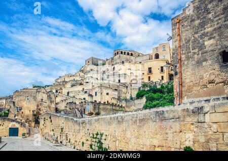 Steinstraßen und Gebäude in Matera Stadt historischen Zentrum Sasso Caveoso der alten Altstadt Sassi di Matera, blauer Himmel weißen Wolken, UNESCO Welt Er Stockfoto