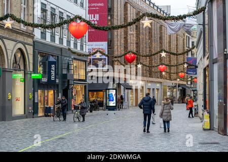 Einkaufsstraße mit Weihnachtsdekoration in Kopenhagen, Dänemark Stockfoto