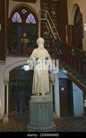 Eine Statur von ehemaligen Händler und Führer der jüdischen Gemeinde in Bombay, David Sassoon, in Sassoon Library, Kala Ghoda, Fort, Mumbai, Indien Stockfoto