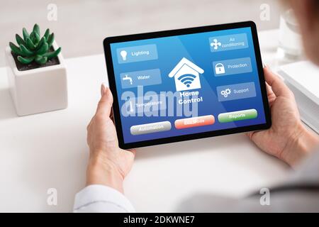 Smart House Control. Unkenntlich Frau Mit Digital Tablet Mit Home Automation System Stockfoto