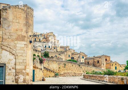 Steinstraßen und Gebäude in Matera Stadt historischen Zentrum Sasso Caveoso der alten Altstadt Sassi di Matera, blauer Himmel weißen Wolken, UNESCO Welt Er Stockfoto