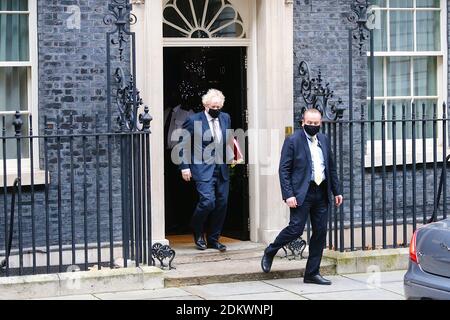 London, Großbritannien. 16. Dezember 2020. Der britische Premierminister Boris Johnson verlässt die Nummer 10 und geht an die PMQ’s. Stockfoto