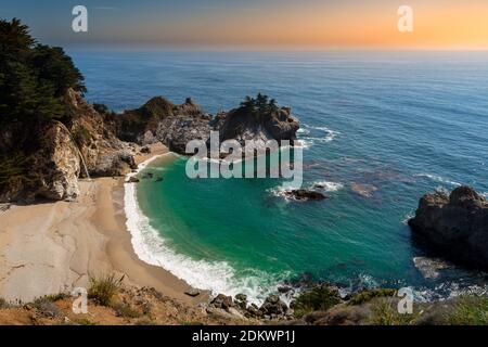 Panoramablick auf die berühmten McWay Falls an einem schönen sonnigen Tag mit blauem Himmel im Sommer, Julia Pfeiffer Burns State Park, Big Sur, Kalifornien, USA Stockfoto