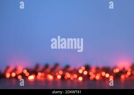 Defokussierte Weihnachtsgirlande aus roten Lichtern auf blauem Hintergrund Stockfoto