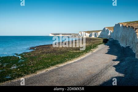 The Seven Sisters, Sussex, England. Die weißen Kreidefelsen markieren die Küste, an der die South Downs auf den Ärmelkanal treffen. Stockfoto