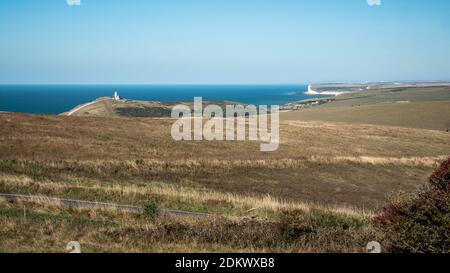 Die Landschaft der South Downs (East Sussex, England) mit den weißen Kreidefelsen und dem Leuchtturm Belle Tout mit Blick auf den Ärmelkanal. Stockfoto