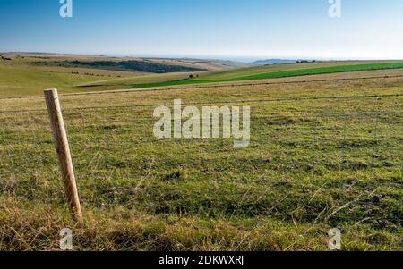 The South Downs, East Sussex, England. Die Landschaft an der Südküste Englands mit Blick auf den fernen Ärmelkanal. Stockfoto